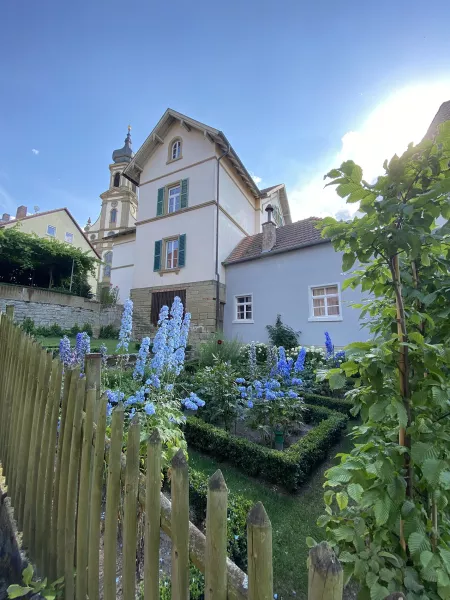 Schweizer Haus Castell mit Garten