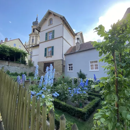 Schweizer Haus Castell mit Garten